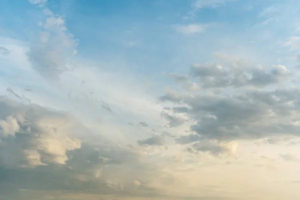 嵐の海と空 恐ろしい雲雲と灰色の海 野生の自然暗い劇的な背景 コピー スペースとトーンとフィルター選択された正方形写真 — ストック写真