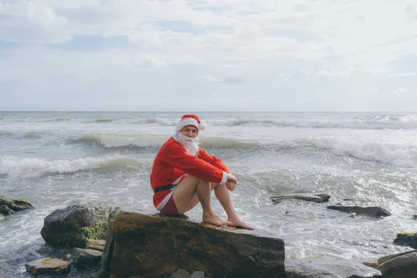 Mladý Hubený Santa Claus Tráví Svou Dovolenou Moři Nebo Oceánu — Stock fotografie