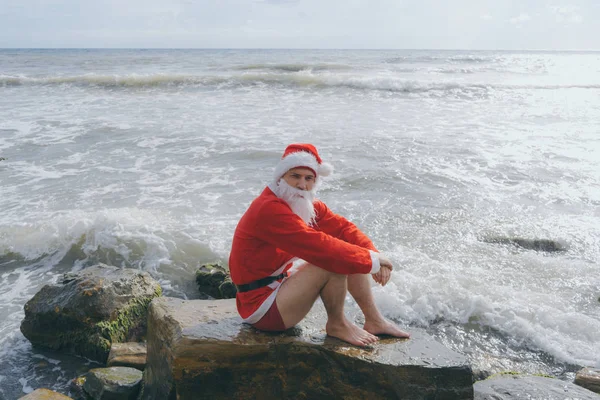 Jovem Magro Papai Noel Passa Suas Férias Mar Oceano Conceito — Fotografia de Stock