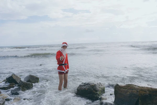 Młody Szczupły Santa Claus Spędza Urlop Morskiego Lub Oceanu Pojęcie — Zdjęcie stockowe