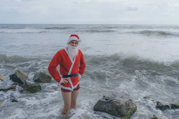 Jeune Mince Père Noël Passe Ses Vacances Mer Océan Concept — Photo