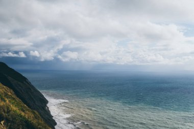 güzel manzara, deniz ile yüksek dağları kombinasyonu