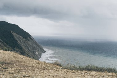 güzel manzara, deniz ile yüksek dağları kombinasyonu