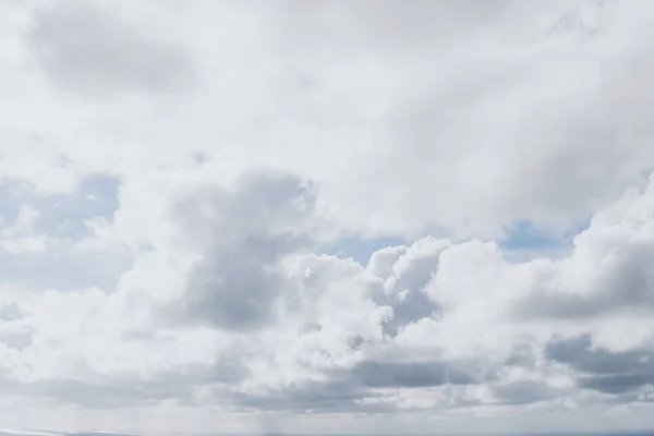 嵐の海と空 恐ろしい雲雲と灰色の海 野生の自然暗い劇的な背景 コピー スペースとトーンとフィルター選択された正方形写真 — ストック写真