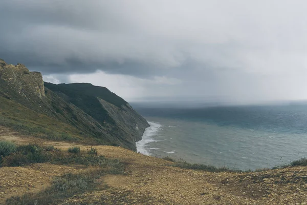 Красивий Краєвид Поєднання Високих Гір Морем — стокове фото