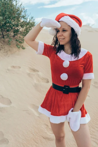 Une Fille Déguisée Père Noël Dans Désert Concept Voyage Pour — Photo