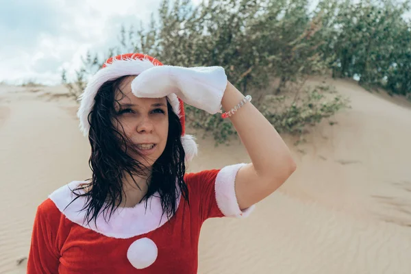 Une Fille Déguisée Père Noël Dans Désert Concept Voyage Pour — Photo