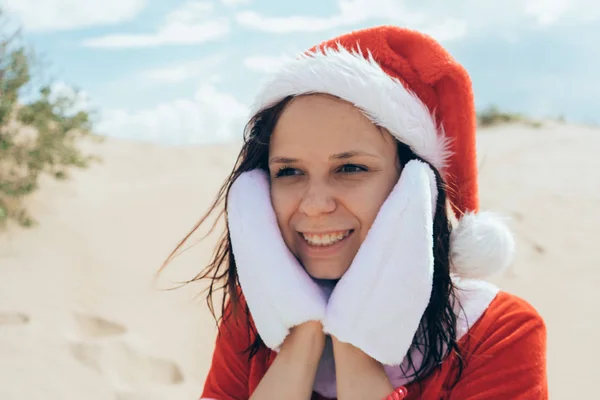 Bir Kız Çölde Noel Baba Gibi Giyinmiş Yeni Yıl Tatil — Stok fotoğraf