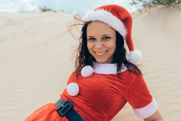Дівчина Одягнені Санта Клаус Пустелі Концепція Подорожі Новорічних Свят Новим — стокове фото