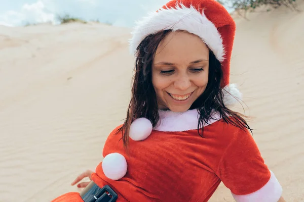 Una Ragazza Vestita Babbo Natale Nel Deserto Concetto Viaggio Vacanze — Foto Stock