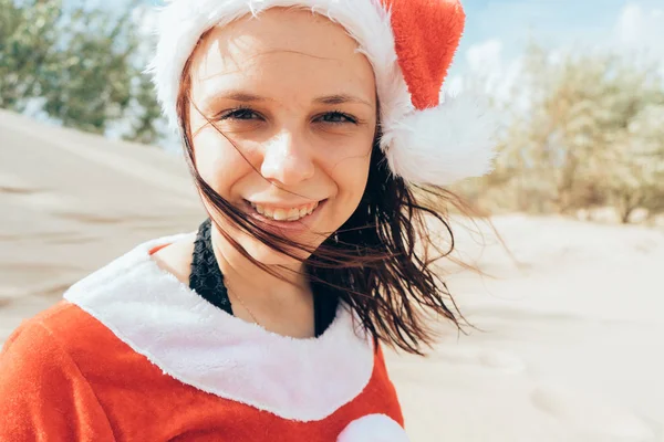 Dívka Oblečený Jako Santa Claus Poušti Pojem Cestovní Pro Novoroční — Stock fotografie