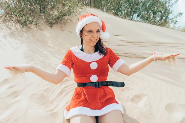 Дівчина Одягнені Санта Клаус Пустелі Концепція Подорожі Новорічних Свят Новим — стокове фото