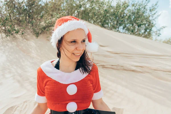 Dívka Oblečený Jako Santa Claus Poušti Pojem Cestovní Pro Novoroční — Stock fotografie