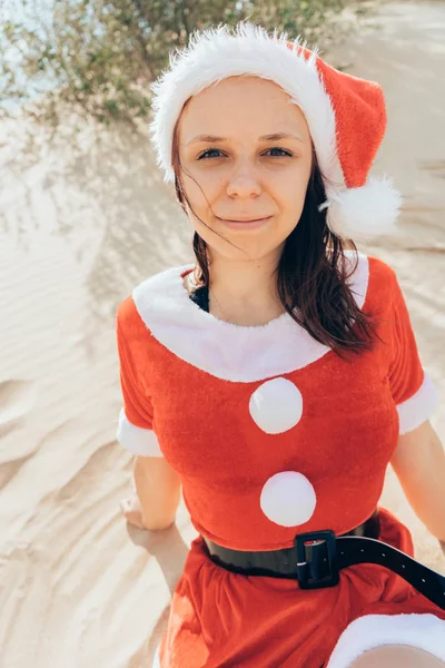 Une Fille Déguisée Père Noël Dans Désert Concept Voyage Pour — Photo