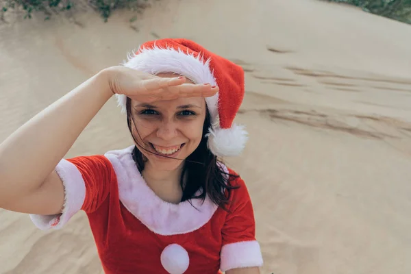 Dívka Oblečený Jako Santa Claus Poušti Pojem Cestovní Pro Novoroční — Stock fotografie