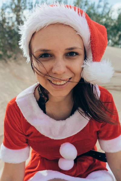 Девушка Одетая Санта Клаус Пустыне Концепция Путешествия Новогодние Праздники Новым — стоковое фото