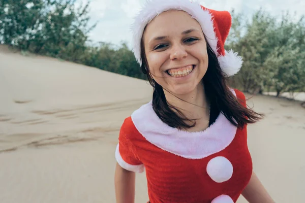 Bir Kız Çölde Noel Baba Gibi Giyinmiş Yeni Yıl Tatil — Stok fotoğraf