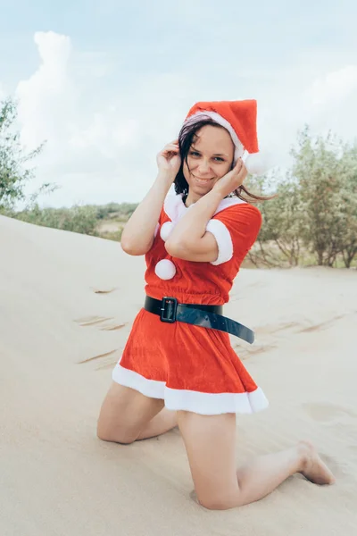 Une Fille Déguisée Père Noël Dans Désert Concept Voyage Pour — Photo