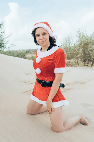Uma Rapariga Vestida Pai Natal Deserto Conceito Viagem Para Feriados — Fotografia de Stock