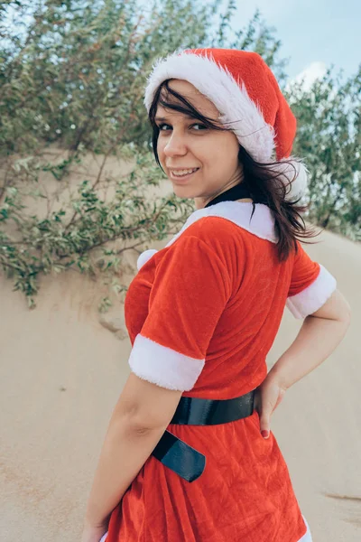 Una Ragazza Vestita Babbo Natale Nel Deserto Concetto Viaggio Vacanze — Foto Stock