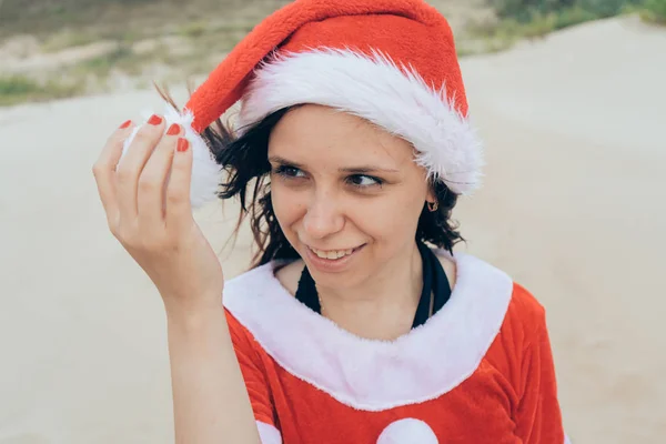 Une Fille Déguisée Père Noël Dans Désert Concept Voyage Pour — Photo