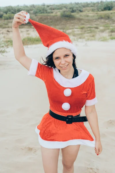 Une Fille Déguisée Père Noël Dans Désert Concept Voyage Pour — Photo