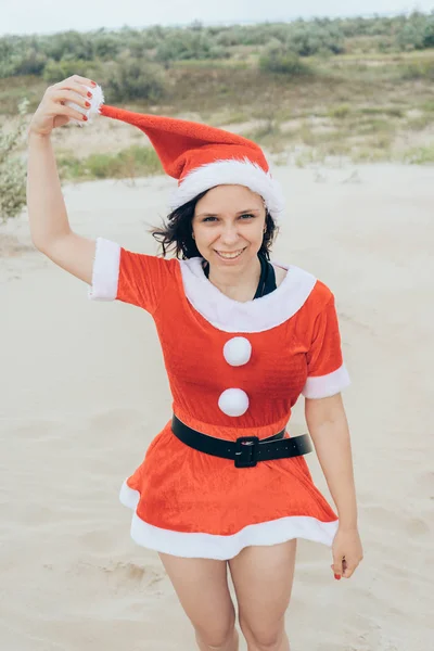 Een Meisje Verkleed Als Santa Claus Woestijn Het Concept Van — Stockfoto