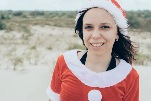 Una Chica Vestida Santa Claus Desierto Concepto Viaje Para Las — Foto de Stock