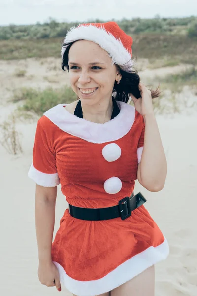 在沙漠中装扮成圣诞老人的女孩 新年假期旅行的概念 新年快乐 圣诞愉快 — 图库照片