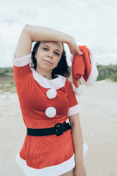 Uma Rapariga Vestida Pai Natal Deserto Conceito Viagem Para Feriados — Fotografia de Stock