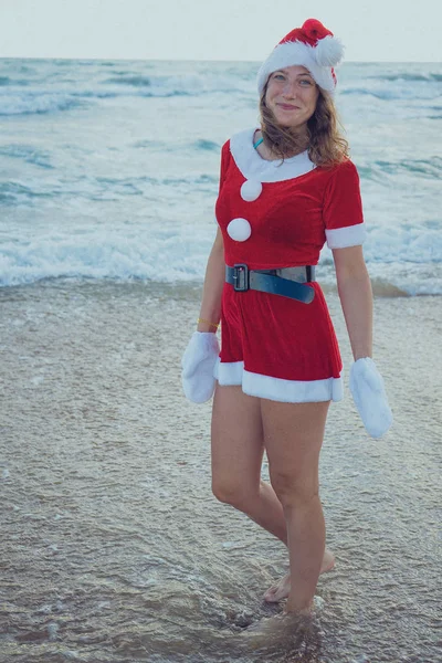 Menina Vestida Papai Noel Praia Oceano Conceito Viagem Natal Feliz — Fotografia de Stock