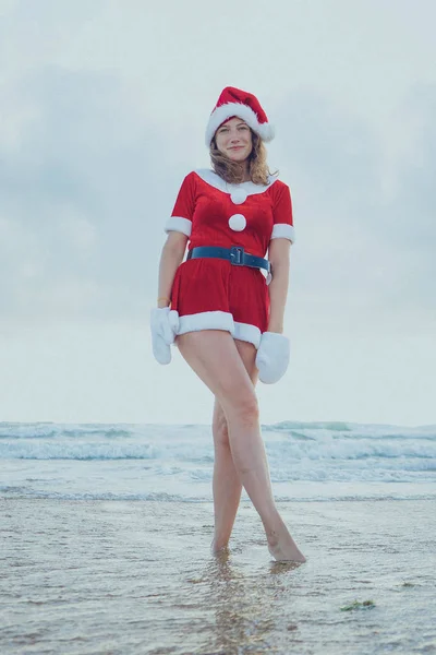 Fille Habillée Père Noël Debout Sur Plage Océan Concept Voyage — Photo