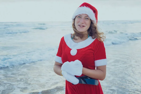 Dziewczyna Ubrana Jak Santa Claus Stojąc Plażę Lub Ocean Koncepcja — Zdjęcie stockowe