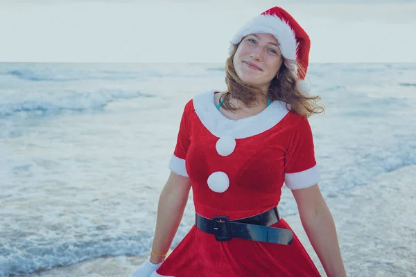 Kız Noel Baba Gibi Giyinmiş Plaj Veya Okyanus Üzerinde Duruyor — Stok fotoğraf