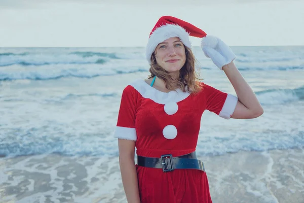 Fille Habillée Père Noël Debout Sur Plage Océan Concept Voyage — Photo