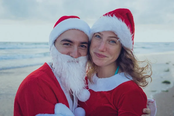 Joyeux Couple Marchant Sur Plage Costumes Père Noël Concept Vacances — Photo