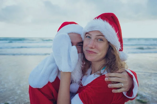 Счастливая Пара Гуляющая Пляжу Костюмах Санта Клауса Концепция Отдыха Рождество — стоковое фото