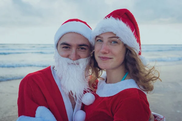 Šťastný Pár Pláži Santa Claus Kostýmy Koncept Dovolené Vánocům — Stock fotografie