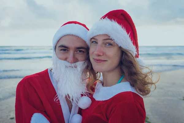 Šťastný Pár Pláži Santa Claus Kostýmy Koncept Dovolené Vánocům — Stock fotografie