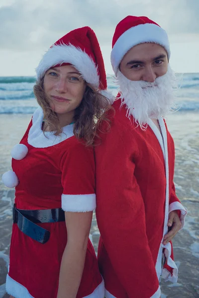 Joyeux Couple Marchant Sur Plage Costumes Père Noël Concept Vacances — Photo