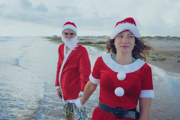 Счастливая Пара Гуляющая Пляжу Костюмах Санта Клауса Концепция Отдыха Рождество — стоковое фото