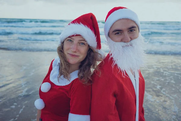 Joyeux Couple Marchant Sur Plage Costumes Père Noël Concept Vacances — Photo