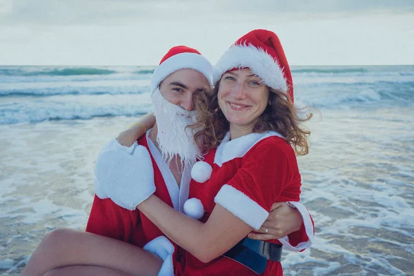 Happy Couple Walking Beach Santa Claus Costumes Concept Vacation Christmas — Stock Photo, Image