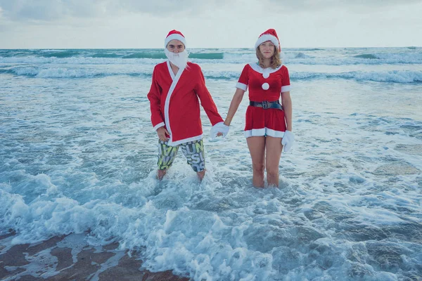 Joyeux Couple Marchant Sur Plage Costumes Père Noël Concept Vacances — Photo