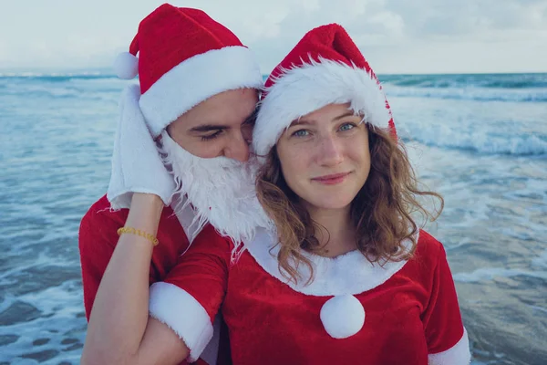 Joyeux Couple Marchant Sur Plage Costumes Père Noël Concept Vacances — Photo