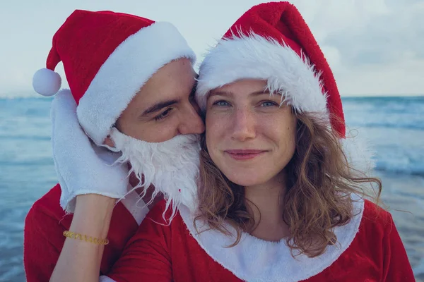 Pareja Feliz Caminando Playa Trajes Santa Claus Concepto Vacaciones Para —  Fotos de Stock