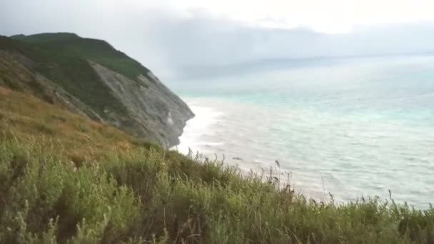 Красивый Пейзаж Сочетание Высоких Гор Морем — стоковое видео