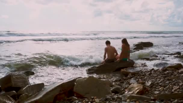 Paar Verliefd Zittend Een Steen Het Strand — Stockvideo