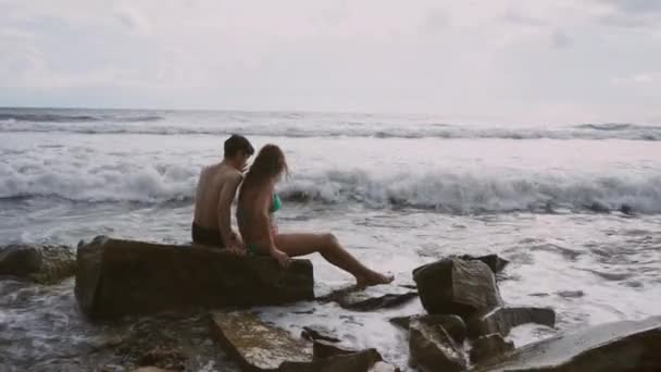 Влюбленная Пара Сидящая Камне Пляже — стоковое видео