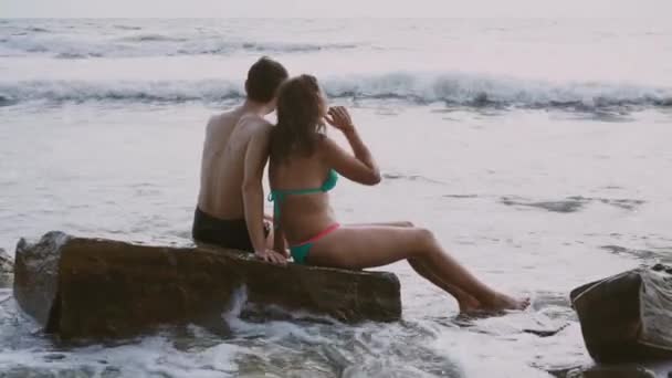 Paar Verliefd Zittend Een Steen Het Strand — Stockvideo